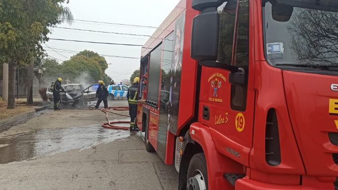 Se incendió un auto en Carlos Pellegrini y Quintana