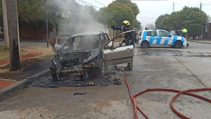 Se incendió un auto en Carlos Pellegrini y Quintana