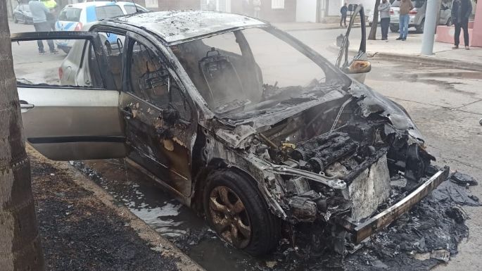Se incendió un auto en Carlos Pellegrini y Quintana