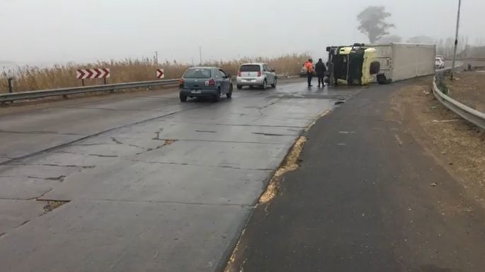 Volcó un camión en el ingreso a Dalmacio Vélez