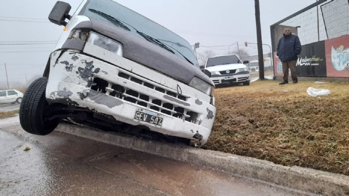 Por la tormenta, dos camionetas cayeron a sendos pozos en una cuadra