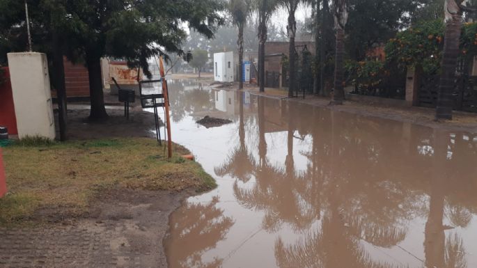 Reclaman que las calles se inundan porque la obra de cordón cuneta "está mal hecha"