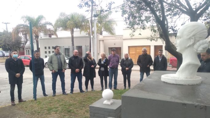 Acto en homenaje a Evita junto a su monolito