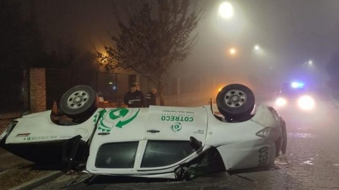 Una camioneta volcó y cayó desde ocho metros
