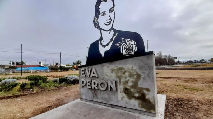 Monumento a Eva: lo inauguraron, le escribieron con aerosol y taparon las inscripciones con pintura