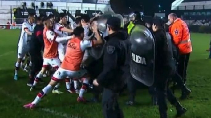 [Videos] Cuatro jugadores y el DT de Patronato pasaron la noche en la comisaría