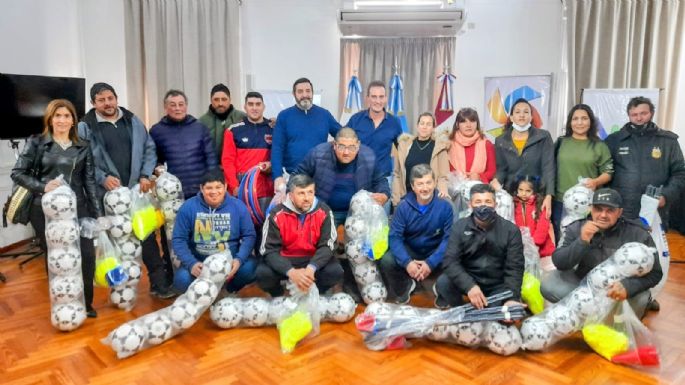 Entregaron elementos deportivos a 16 clubes e instituciones de la ciudad