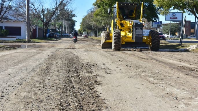 Luego de las lluvias arreglan calles en distintos barrios