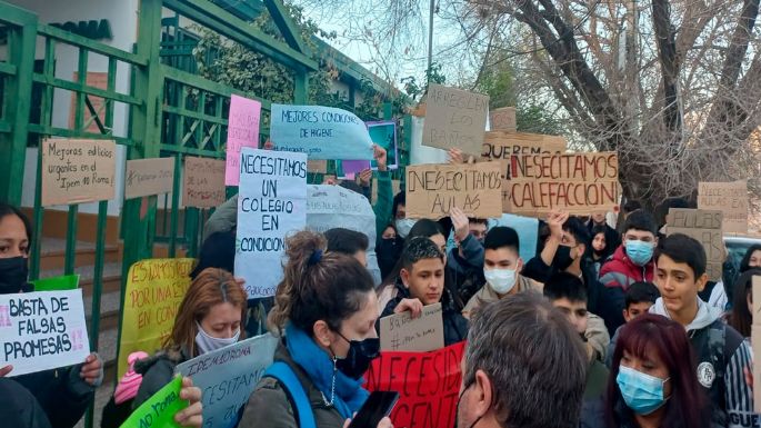 Padres reclaman tras caerse parte de la mampostería a un alumno en una escuela