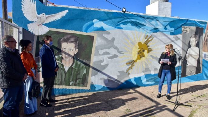 Presentaron el nuevo mural en homenaje al cabo Roberto Adrian Busto