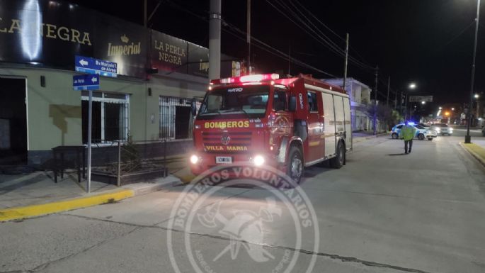 Bomberos controlan incendio de una heladera en una parrilla local