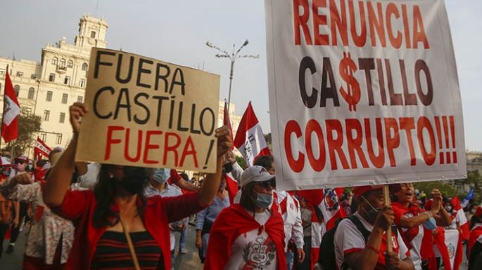 Pedro Castillo se resiste a caer