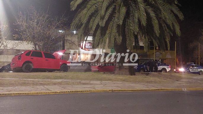 Un auto chocó y terminó en el cantero en pleno bulevar Alvear
