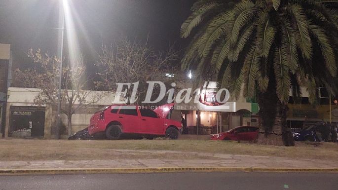 Un auto chocó y terminó en el cantero en pleno bulevar Alvear
