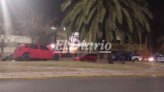 Un auto chocó y terminó en el cantero en pleno bulevar Alvear