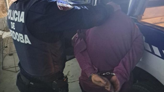 Un joven detenido tras romper tres ventanillas y robar elementos de autos estacionados