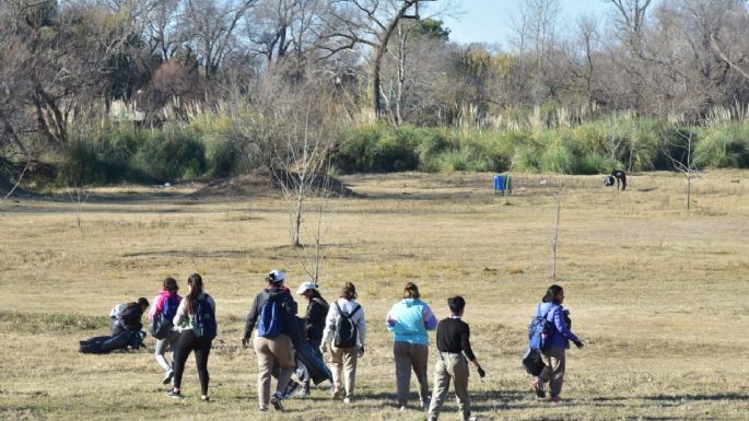 Un grupo de voluntarios participa de la jornada ambiental Orillas Limpias