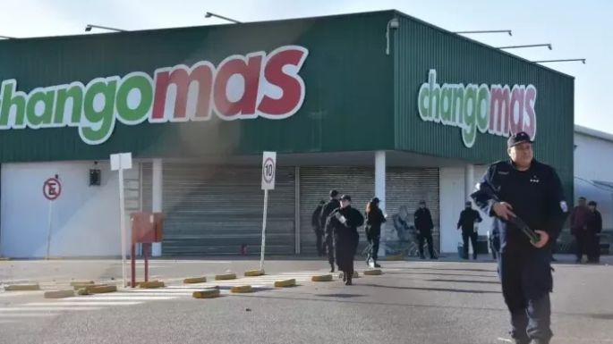 Al menos 36 detenidos en San Juan por incidentes frente a dos comercios