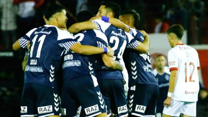 Con un gol en contra, Gimnasia le ganó a Huracán de visitante y es nuevo escolta