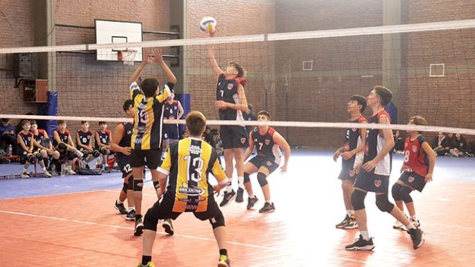 Trinitarios predominó en el clásico de inferiores