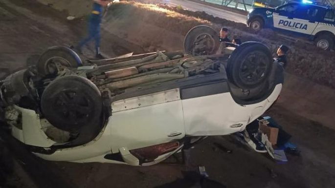 Dos mujeres volcaron con el auto y delincuentes las asaltaron