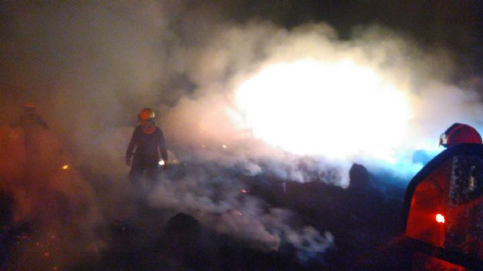 Bomberos sofocan un incendio en zona rural
