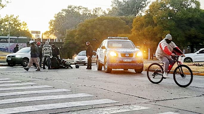 Una motociclista con lesiones graves