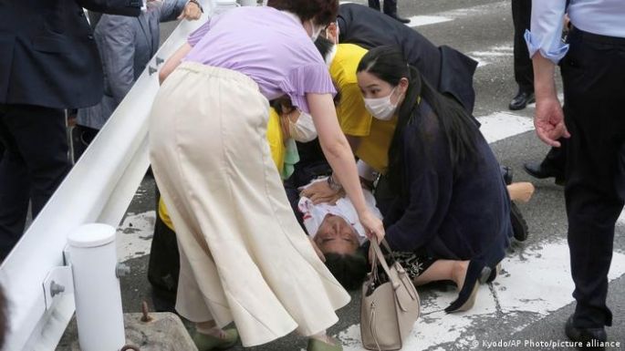 Asesinaron a balazos al exprimer ministro japonés en un acto
