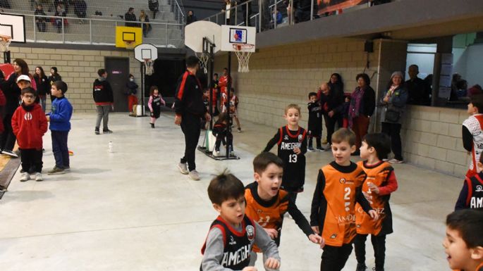 El básquetbol villamariense tendió su mano solidaria