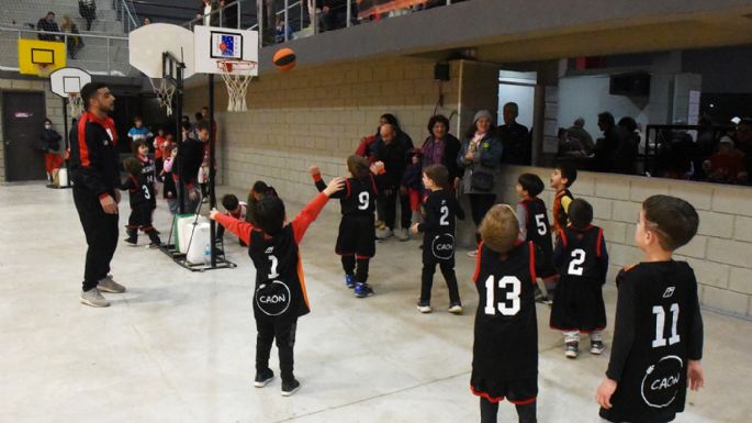 El básquetbol villamariense tendió su mano solidaria