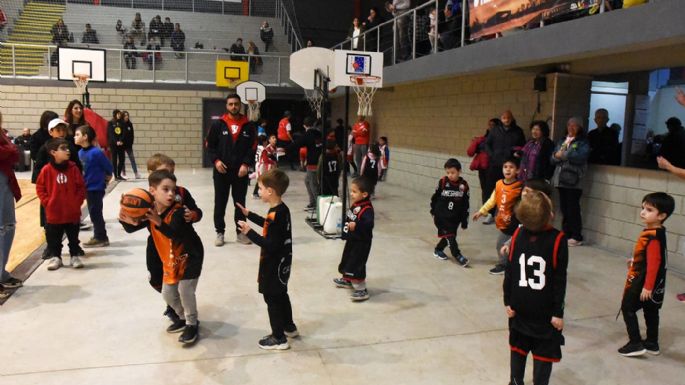 El básquetbol villamariense tendió su mano solidaria