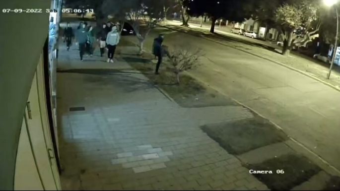[Video] Vandalizan un cesto de basura en bulevar Cárcano