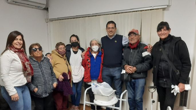 El intendente entregó kits de accesibilidad a personas mayores