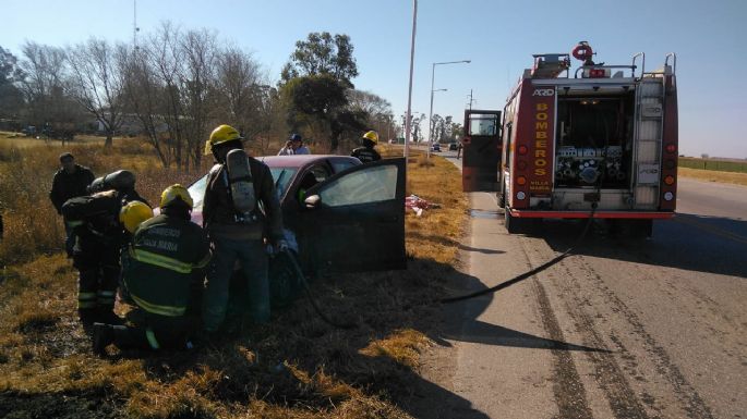 Bomberos sofocaron el incendio de un auto en la ruta