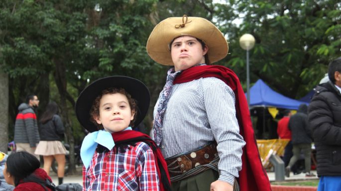 Con desfiles, peñas y actos oficiales, se celebró el Día de la Independencia en todo el país