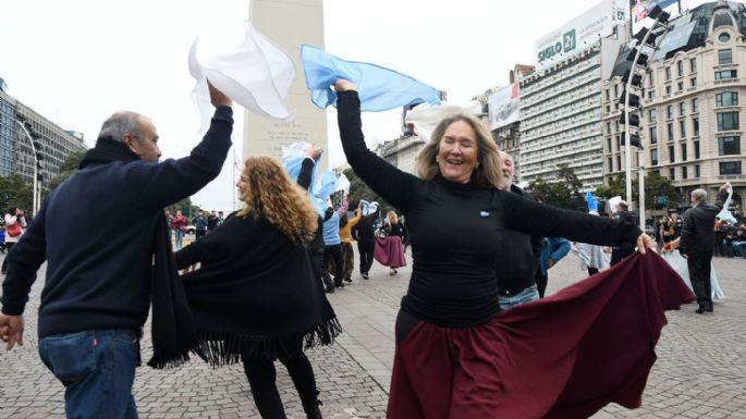 Con desfiles, peñas y actos oficiales, se celebró el Día de la Independencia en todo el país