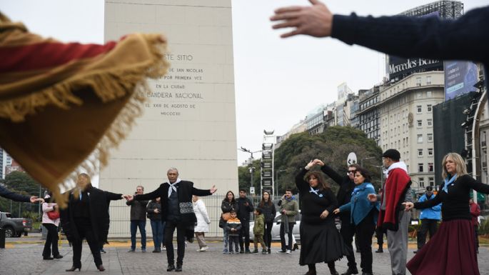 Con desfiles, peñas y actos oficiales, se celebró el Día de la Independencia en todo el país