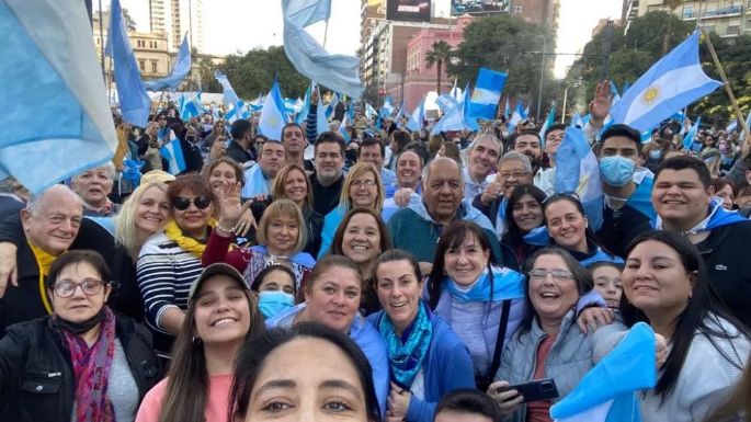 Adherentes a JxC, protestaron contra el Gobierno frente al Patio Olmos
