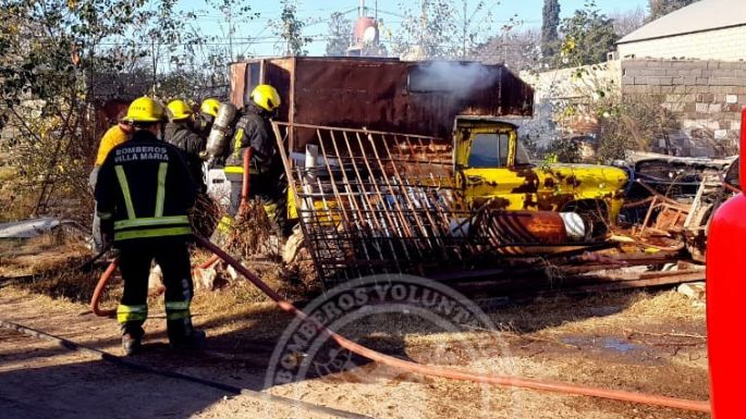 Incendio en barrio Industrial: ardió una vieja pick up