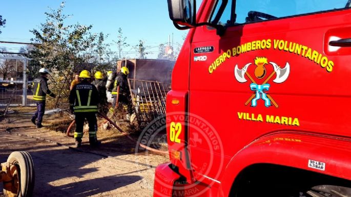 Incendio en barrio Industrial: ardió una vieja pick up