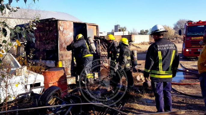 Incendio en barrio Industrial: ardió una vieja pick up