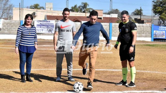 Volvió a rodar la pelota con un sentido homenaje