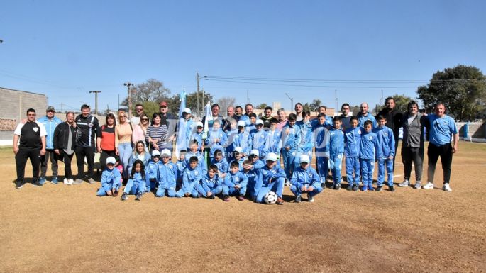 Volvió a rodar la pelota con un sentido homenaje