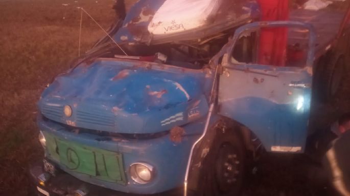 Un camionero local y su hijo terminaron con politraumatismos tras ser chocados por un camión