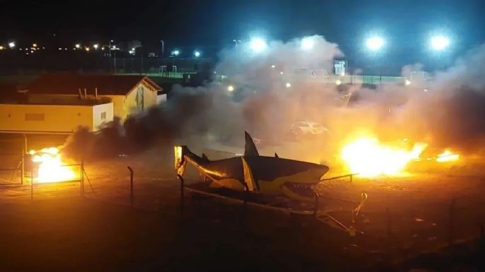 Barras quemaron cinco autos en el predio de Aldosivi