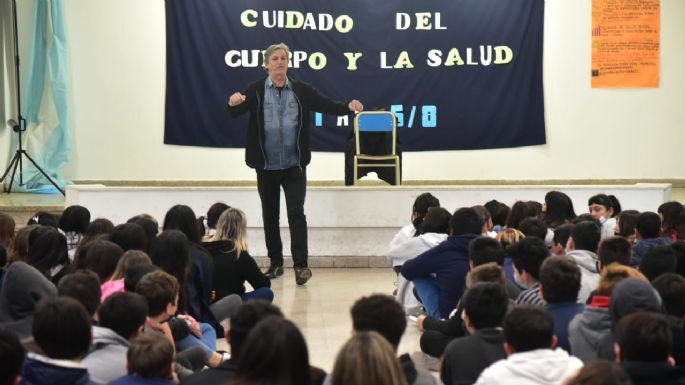 Presentan obra de teatro sobre adicciones en escuelas secundarias