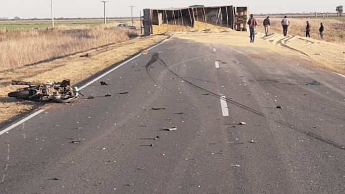 Una motociclista falleció tras impactar contra un camión
