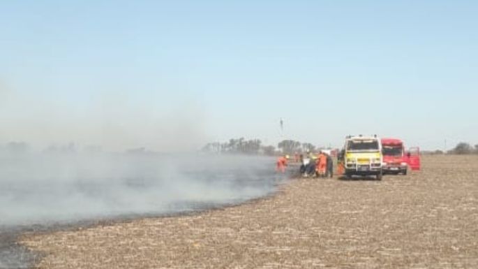 Toque de sirena: se prendió fuego un auto y las llamas se propagaron a un campo de rastrojo