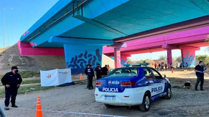 Una mujer fue atropellada por un tren y arrojó a su bebé para salvarlo