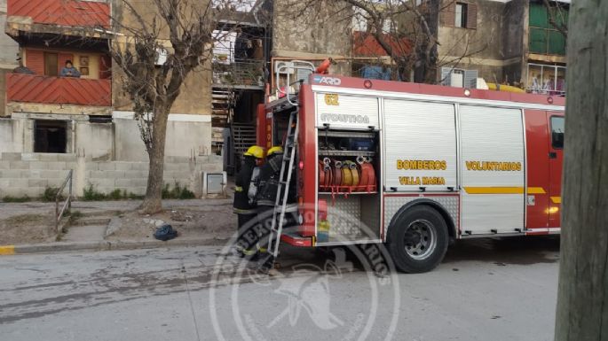 Se incendió el patio de una casa en los monoblocks de Los Olmos